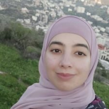 معلمة فيزياء ورياضيات